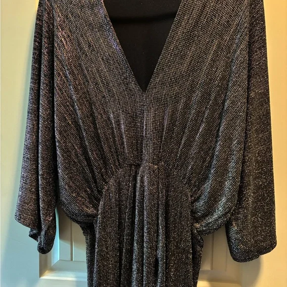 Elegant Black Evening Dress - Picture 5 of 6